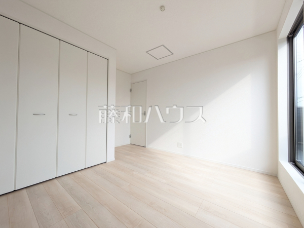 居室にはクローゼットを完備し、家具を置くスペースが確保しやすい設計がされております。 【新座市片山2丁目】 居室にはクローゼットを完備し、家具を置くスペースが確保しやすい設計がされております。 【新座市片山2丁目】