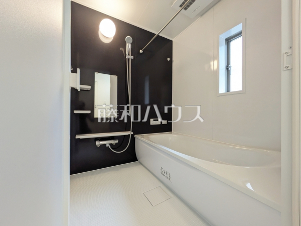 一日の疲れを癒してくれるバスルームは、ゆったりと半身浴をしながら読書を楽しんだりお子様と一緒に入浴したりと寛げる空間です。 【新座市片山2丁目】 一日の疲れを癒してくれるバスルームは、ゆったりと半身浴をしながら読書を楽しんだりお子様と一緒に入浴したりと寛げる空間です。 【新座市片山2丁目】