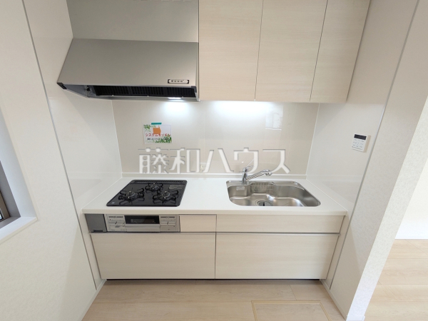 使いやすくスタイリッシュなシステムキッチンには、毎日お使いになる方の視点が存分に活かされています。 【新座市片山2丁目】 使いやすくスタイリッシュなシステムキッチンには、毎日お使いになる方の視点が存分に活かされています。 【新座市片山2丁目】