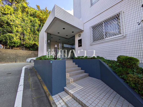 エントランス 【東急ドエルアルス永山2】周辺にはコンビニやおいしいパン屋さんがあり、生活しやすい環境です。 エントランス 【東急ドエルアルス永山2】周辺にはコンビニやおいしいパン屋さんがあり、生活しやすい環境です。