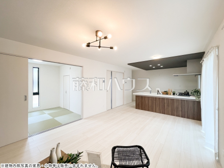 3号棟 モデルハウス(リビング) 【西東京市芝久保町3丁目】対面キッチンを採用したリビングは明るく開放感を主として設計しました。一日の中で一番長く家族が集まる場所だから機能性と利便性を重視しました。/撮影日2025/07/10