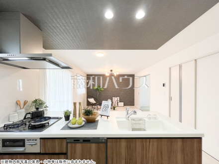 3号棟 モデルハウス(キッチン) 【西東京市芝久保町3丁目】 ご家族の様子がわかり、会話も楽しめる対面式システムキッチン /撮影日2025/07/10