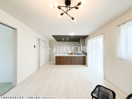 3号棟 モデルハウス(リビング) 【西東京市芝久保町3丁目】 たっぷりの日差しや心地良い風が入る、広々としたリビングが魅力 /撮影日2025/07/10