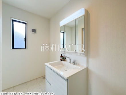 3号棟 モデルハウス(洗面室) 【西東京市芝久保町3丁目】三面鏡付きの洗面台。鏡の裏にも収納があり、歯ブラシや化粧品等もすっきり収納できます。/撮影日2025/07/10