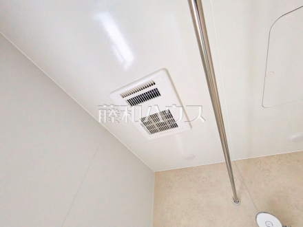 浴室乾燥機(浴室内上部) 雨の日の強い味方!浴室換気乾燥機付きユニットバスで洗濯物が乾かせます/撮影日2025/09/26