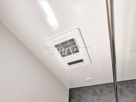 浴室乾燥機(浴室内上部) 雨の日の強い味方!浴室換気乾燥機付きユニットバスで洗濯物が乾かせます/撮影日2025/09/30