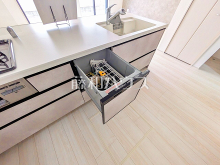 食器洗浄乾燥機 ビルトイン食洗機は毎日の家事を軽減させてくれます。またワークトップも広々使え機能性も向上します。 /撮影日2025/09/30
