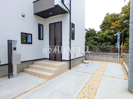 6号棟 玄関・カースペース 【西東京市芝久保町3丁目】/撮影日2025/11/10