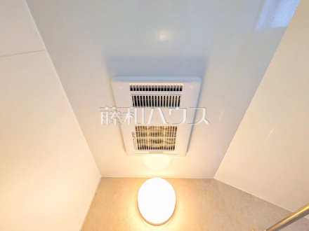 浴室乾燥機(浴室内上部) 雨の日の強い味方!浴室換気乾燥機付きユニットバスで洗濯物が乾かせます。
/撮影日2025/10/30