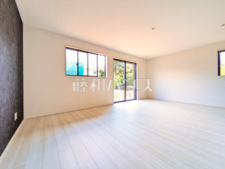 10号棟 リビング 【西東京市芝久保町3丁目】 物件の事、諸費用の事など、小さな疑問もお気軽にご連絡・ご相談下さい。 /撮影日2025/07/24