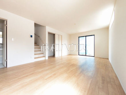 11号棟 リビングイン階段によりいつも家族を身近に感じられます。「行ってきます」「お帰りなさい」を感じ、コミュニケーションの取れる空間となりそうです。 【西東京市芝久保町3丁目】/撮影日2025/06/26