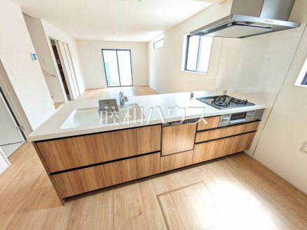 11号棟 カウンターキッチン越しでの会話が、家族団らんのスタートです。 【西東京市芝久保町3丁目】/撮影日2025/06/26