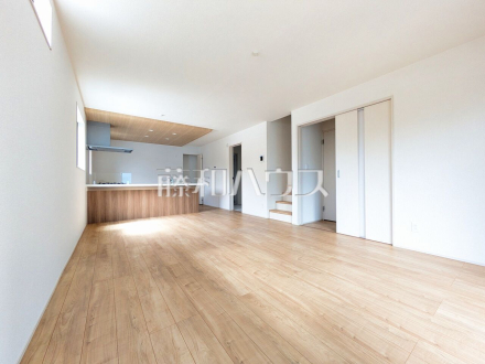 11号棟 約18帖のゆったりリビング。家族でテーブルを囲む素敵な時間をお愉しみ下さい。 【西東京市芝久保町3丁目】/撮影日2025/06/26