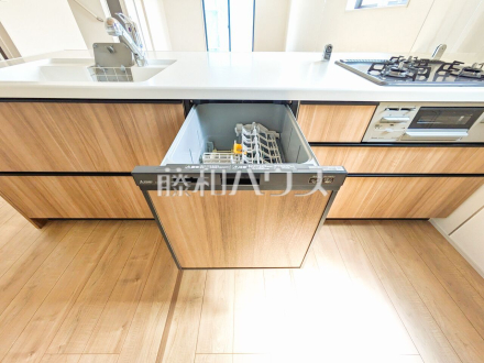 食器洗浄乾燥機 ビルトイン食洗機は毎日の家事を軽減させてくれます。またワークトップも広々使え機能性も向上します。 /撮影日2025/06/26