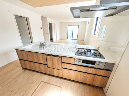 11号棟 キッチンからリビング全体が見渡せ、目の離せない小さなお子様の様子を見ながら家事ができます。 【西東京市芝久保町3丁目】/撮影日2025/06/26