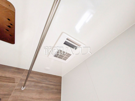 浴室乾燥機(浴室内上部) 雨の日の強い味方!浴室換気乾燥機付きユニットバスで洗濯物が乾かせます。/撮影日2025/06/26