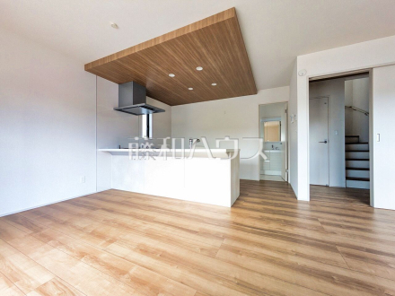 12号棟 リビングからキッチンが見えるので、小さなお子様もママの様子が見えて安心ですね。 【西東京市芝久保町3丁目】/撮影日2025/06/26