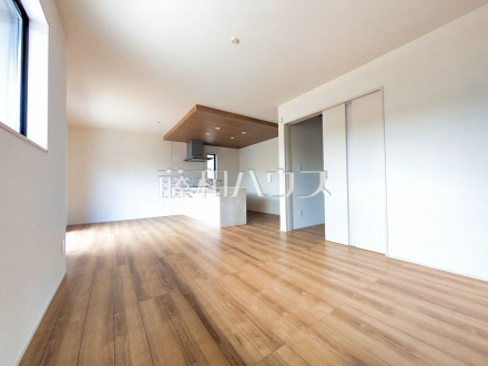 12号棟 約17.12帖のゆったりリビング。家族でテーブルを囲む素敵な時間をお愉しみ下さい。 【西東京市芝久保町3丁目】/撮影日2025/06/26