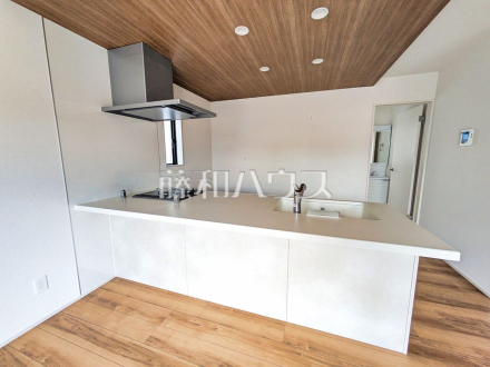 12号棟 会話の弾む対面キッチンは自然とご家族の中心に。家族団らんの時間が増えることでしょう。 【西東京市芝久保町3丁目】/撮影日2025/06/26