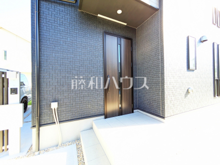 14号棟 玄関 【西東京市芝久保町3丁目】玄関はお家の顔!植栽やガーデングッズなどを利用し、お客様をお出迎えする玄関アプローチをオシャレに飾ってみてはいかがでしょうか。
/撮影日2025/10/30