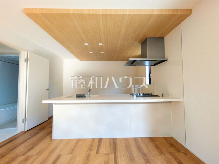 15号棟 キッチン 【西東京市芝久保町3丁目】 見学はしたいけど、なかなか時間が取れない・・・そんな方に出勤前や仕事終わりにマイホームを見学できるサポートをいたします。 /撮影日2025/09/29