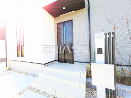 17号棟 玄関 【西東京市芝久保町3丁目】
玄関はお家の顔!植栽やガーデングッズなどを利用し、お客様をお出迎えする玄関アプローチをオシャレに飾ってみてはいかがでしょうか。 /撮影日2025/11/10