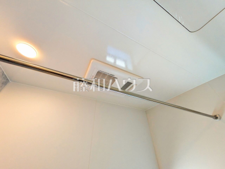 浴室乾燥機(浴室内上部) 雨の日の強い味方!浴室換気乾燥機付きユニットバスで洗濯物が乾かせます。/撮影日2025/07/25