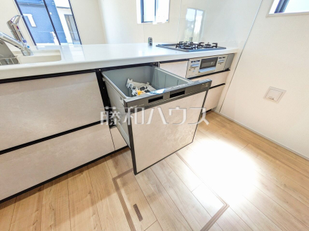 食器洗浄乾燥機 食器が出し入れしやすいスライドオープン式の食器洗浄乾燥機 /撮影日2025/07/25