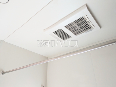 浴室換気乾燥機換気機能によってバスルーム内のカビの発生を抑制できます。夜間や雨天時の洗濯物の乾燥に便利な乾燥機能も装備。 浴室換気乾燥機換気機能によってバスルーム内のカビの発生を抑制できます。夜間や雨天時の洗濯物の乾燥に便利な乾燥機能も装備。