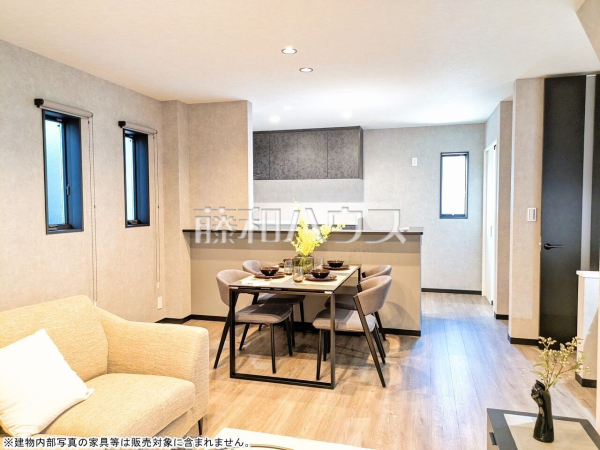 対面キッチンを採用したリビングは明るく開放感を主として設計しました。一日の中で一番長く家族が集まる場所だから機能性と利便性を重視しました。 【清瀬市中里5丁目】
対面キッチンを採用したリビングは明るく開放感を主として設計しました。一日の中で一番長く家族が集まる場所だから機能性と利便性を重視しました。 【清瀬市中里5丁目】