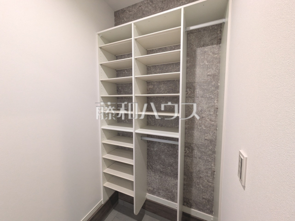 ご家族の靴はもちろん、お子様の外遊びのおもちゃなども収納できる使い勝手の良いシューズインクローク 【清瀬市中里5丁目】
ご家族の靴はもちろん、お子様の外遊びのおもちゃなども収納できる使い勝手の良いシューズインクローク 【清瀬市中里5丁目】