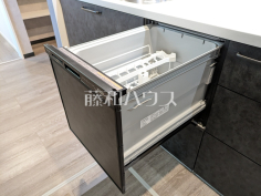 食器洗い乾燥機 【清瀬市中里5丁目】
目指せ時短!食洗機で大幅に家事が楽々に。空いた時間は家族の団らんや、食後のテレビ鑑賞やリラックスする時間にでき、毎日の暮らしにゆとりが生まれます。 食器洗い乾燥機 【清瀬市中里5丁目】
目指せ時短!食洗機で大幅に家事が楽々に。空いた時間は家族の団らんや、食後のテレビ鑑賞やリラックスする時間にでき、毎日の暮らしにゆとりが生まれます。