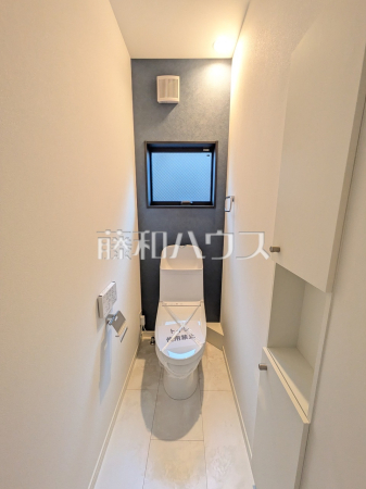 トイレはいつまでも清潔な空間を保てるように、目に留まるだけではなく、汚れを拭き取り易いフロアと壁紙にしました。 【清瀬市中里5丁目】
トイレはいつまでも清潔な空間を保てるように、目に留まるだけではなく、汚れを拭き取り易いフロアと壁紙にしました。 【清瀬市中里5丁目】