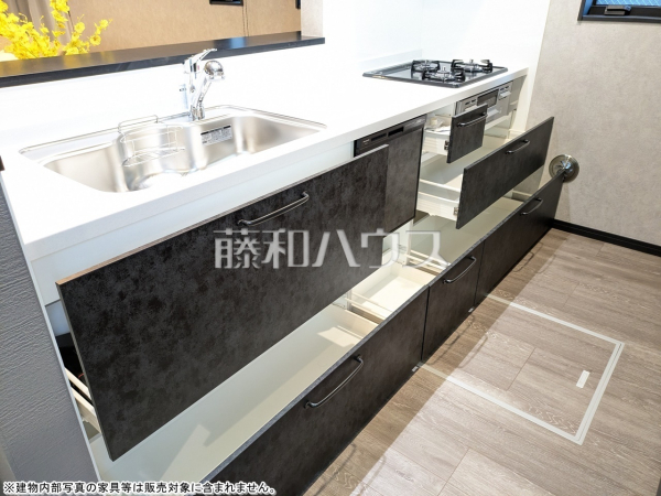 収納力豊富なスライド収納付きシステムキッチン。大きな鍋やフライパンの出し入れもスムーズです。【清瀬市中里5丁目】 収納力豊富なスライド収納付きシステムキッチン。大きな鍋やフライパンの出し入れもスムーズです。【清瀬市中里5丁目】