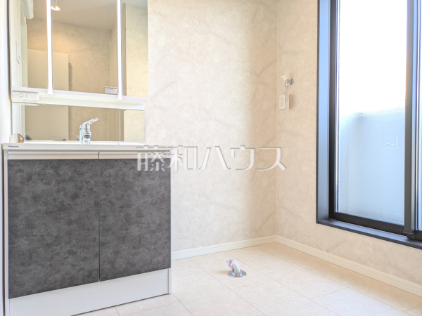 三面鏡付きの洗面台。鏡の裏にも収納があり、歯ブラシや化粧品等もすっきり収納できます。 【清瀬市中里5丁目】
三面鏡付きの洗面台。鏡の裏にも収納があり、歯ブラシや化粧品等もすっきり収納できます。 【清瀬市中里5丁目】