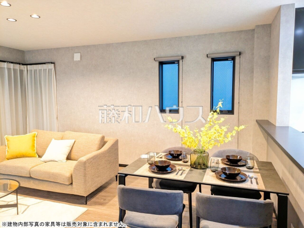 家族の存在を近くに感じ、心安らぐこの空間はいつも心地よく、気が付けば楽しい一日が終わろうとしている、そんな憩いのリビングです。【清瀬市中里5丁目】 家族の存在を近くに感じ、心安らぐこの空間はいつも心地よく、気が付けば楽しい一日が終わろうとしている、そんな憩いのリビングです。【清瀬市中里5丁目】