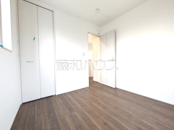 1号棟 居室 【日野市旭が丘5丁目】
各居室にはクローゼットを完備し、家具を置くスペースが確保しやすい設計がされております。 1号棟 居室 【日野市旭が丘5丁目】
各居室にはクローゼットを完備し、家具を置くスペースが確保しやすい設計がされております。