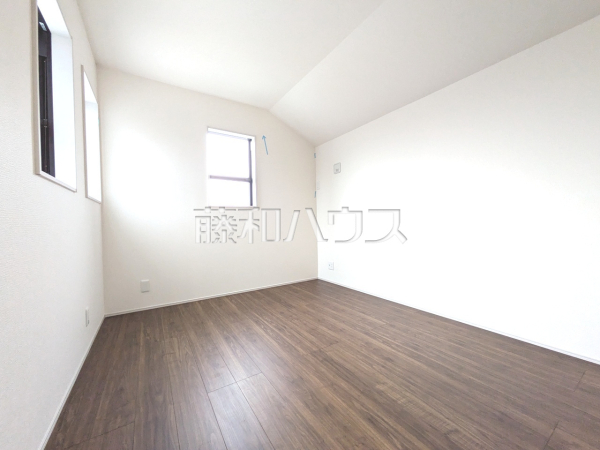 1号棟 居室 【日野市旭が丘5丁目】木目が美しいウッディなフローリングの居室は、穏やかで心安らぐ空間となるでしょう。 1号棟 居室 【日野市旭が丘5丁目】木目が美しいウッディなフローリングの居室は、穏やかで心安らぐ空間となるでしょう。