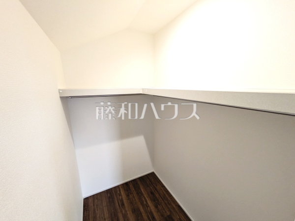 1号棟 ウォークインクローゼット 【日野市旭が丘5丁目】収納力豊富なウォークインクローゼットで、バッグや小物類も片付きます。 1号棟 ウォークインクローゼット 【日野市旭が丘5丁目】収納力豊富なウォークインクローゼットで、バッグや小物類も片付きます。