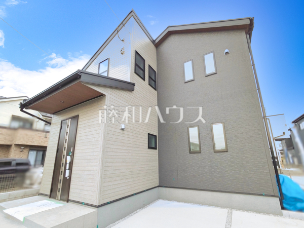 1号棟 外観 【日野市旭が丘5丁目】視界いっぱいに広がる青空から、陽光が降り注ぎます。家々をそっと飾るように添えられた植栽が光を浴び、子供たちの成長とともにご家族の幸せを願い育っていくことでしょう。 1号棟 外観 【日野市旭が丘5丁目】視界いっぱいに広がる青空から、陽光が降り注ぎます。家々をそっと飾るように添えられた植栽が光を浴び、子供たちの成長とともにご家族の幸せを願い育っていくことでしょう。