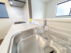 1号棟 浄水器一体型水栓 【日野市旭が丘5丁目】 いつでもおいしいお水が飲める浄水器一体型水栓も完備 1号棟 浄水器一体型水栓 【日野市旭が丘5丁目】 いつでもおいしいお水が飲める浄水器一体型水栓も完備