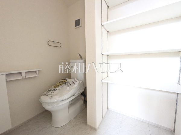 1号棟 トイレ 【日野市旭が丘5丁目】】収納棚があることで、トイレットペーパーや掃除用具などをすっきり整えられ、見た目を美しく保つことができます。 1号棟 トイレ 【日野市旭が丘5丁目】】収納棚があることで、トイレットペーパーや掃除用具などをすっきり整えられ、見た目を美しく保つことができます。