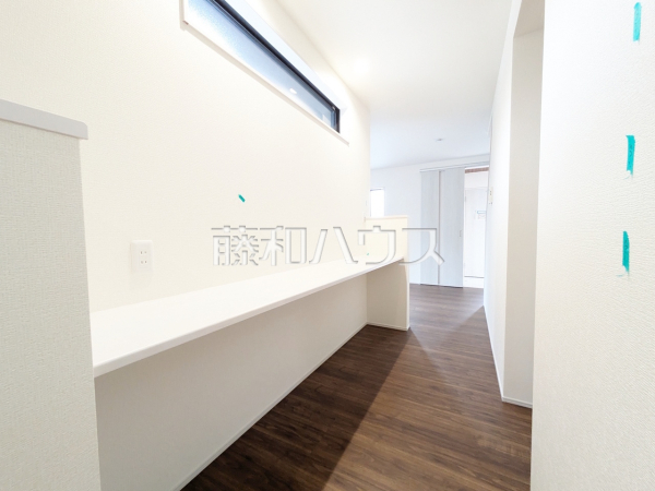 1号棟 リビング 【日野市旭が丘5丁目】リビングカウンターを間に設け、リビングとダイニングを分けたつくりになっております。それぞれの空間で過ごす寛ぎを大切にしたプランです。 1号棟 リビング 【日野市旭が丘5丁目】リビングカウンターを間に設け、リビングとダイニングを分けたつくりになっております。それぞれの空間で過ごす寛ぎを大切にしたプランです。