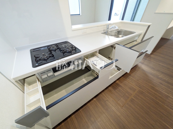 1号棟 キッチン収納 【日野市旭が丘5丁目】収納力豊富なスライド収納付きシステムキッチン。大きな鍋やフライパンの出し入れもスムーズです。 1号棟 キッチン収納 【日野市旭が丘5丁目】収納力豊富なスライド収納付きシステムキッチン。大きな鍋やフライパンの出し入れもスムーズです。