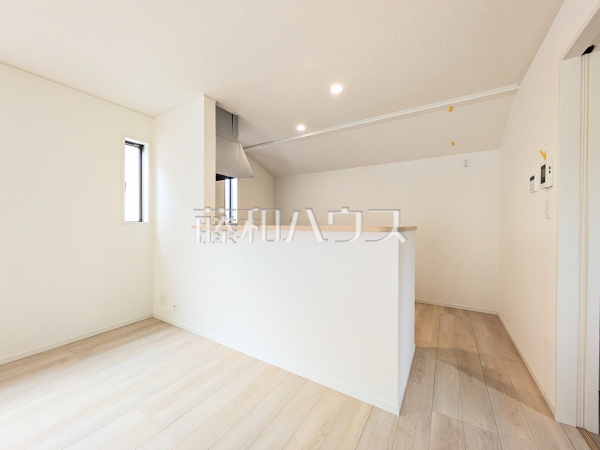 ご家族やお友達とのお食事やティータイムを楽しめる対面キッチン。お食事やお茶の準備をしながらでも、自然と会話の輪が広がります。 【新座市片山1丁目】 ご家族やお友達とのお食事やティータイムを楽しめる対面キッチン。お食事やお茶の準備をしながらでも、自然と会話の輪が広がります。 【新座市片山1丁目】