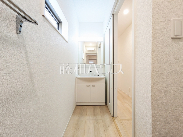 三面鏡付きの洗面台。鏡の裏にも収納があり、歯ブラシや化粧品等もすっきり収納できます。 【新座市片山1丁目】 三面鏡付きの洗面台。鏡の裏にも収納があり、歯ブラシや化粧品等もすっきり収納できます。 【新座市片山1丁目】