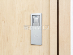 玄関ドアカードキー 【新座市片山1丁目】玄関ドアのカードキーは非接触式のため、財布やパスケースにいれたままで施解錠できます! 玄関ドアカードキー 【新座市片山1丁目】玄関ドアのカードキーは非接触式のため、財布やパスケースにいれたままで施解錠できます!