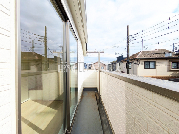 奥行きのあるバルコニーでお洗濯物の多い日でもいっきに干せますね。 【新座市片山1丁目】 奥行きのあるバルコニーでお洗濯物の多い日でもいっきに干せますね。 【新座市片山1丁目】