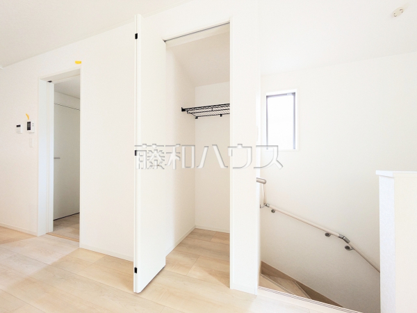 リビングに併設された収納スペースには、お子様の本やおもちゃ、掃除機やちょっとした小物などがスッキリ収納できます。あったら便利なうれしい収納ですね! 【新座市片山1丁目】 リビングに併設された収納スペースには、お子様の本やおもちゃ、掃除機やちょっとした小物などがスッキリ収納できます。あったら便利なうれしい収納ですね! 【新座市片山1丁目】