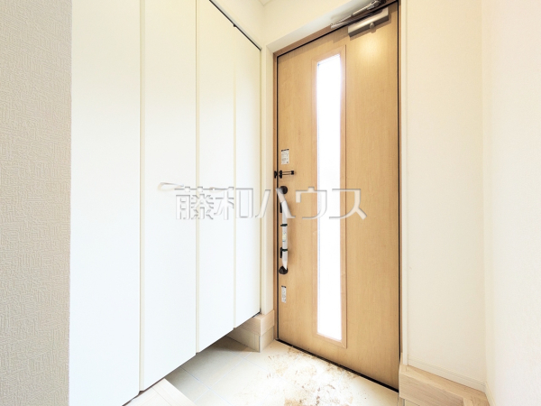 自然光を取り入れ明るい空間になるよう設計された玄関です。 【新座市片山1丁目】 自然光を取り入れ明るい空間になるよう設計された玄関です。 【新座市片山1丁目】